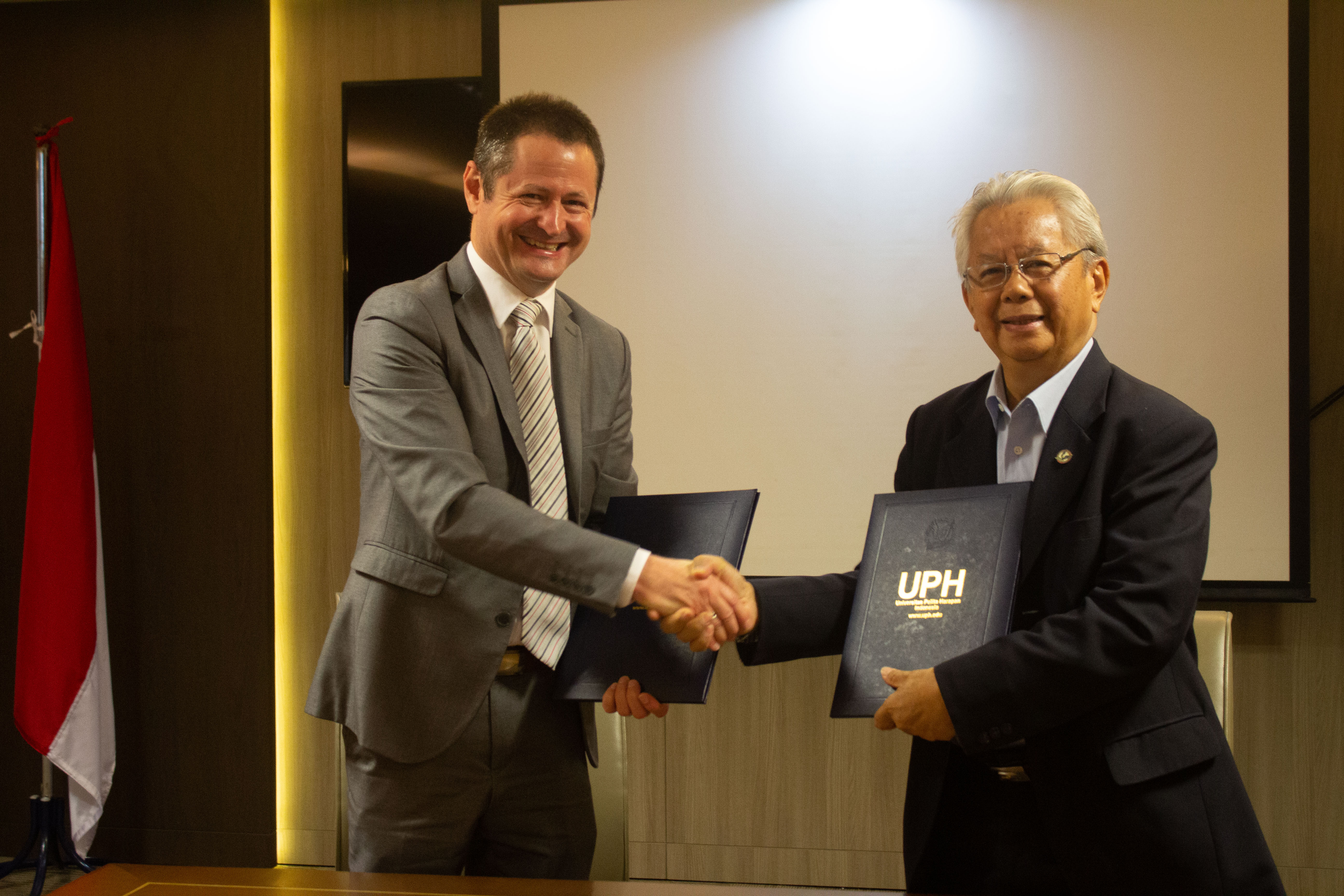 Kerjasama UPH dan La Trobe University Australia Wujudkan Kesempatan Program Kerja di 16 Negara