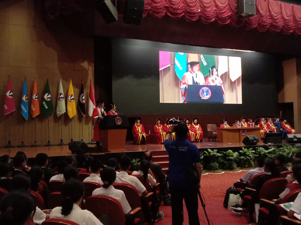 Rektor Melantik Mahasiswa Baru di Acara UPH Festival 2019