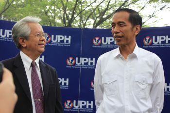 Students Enthusiastically Welcomed Jokowi?s Visit to UPH