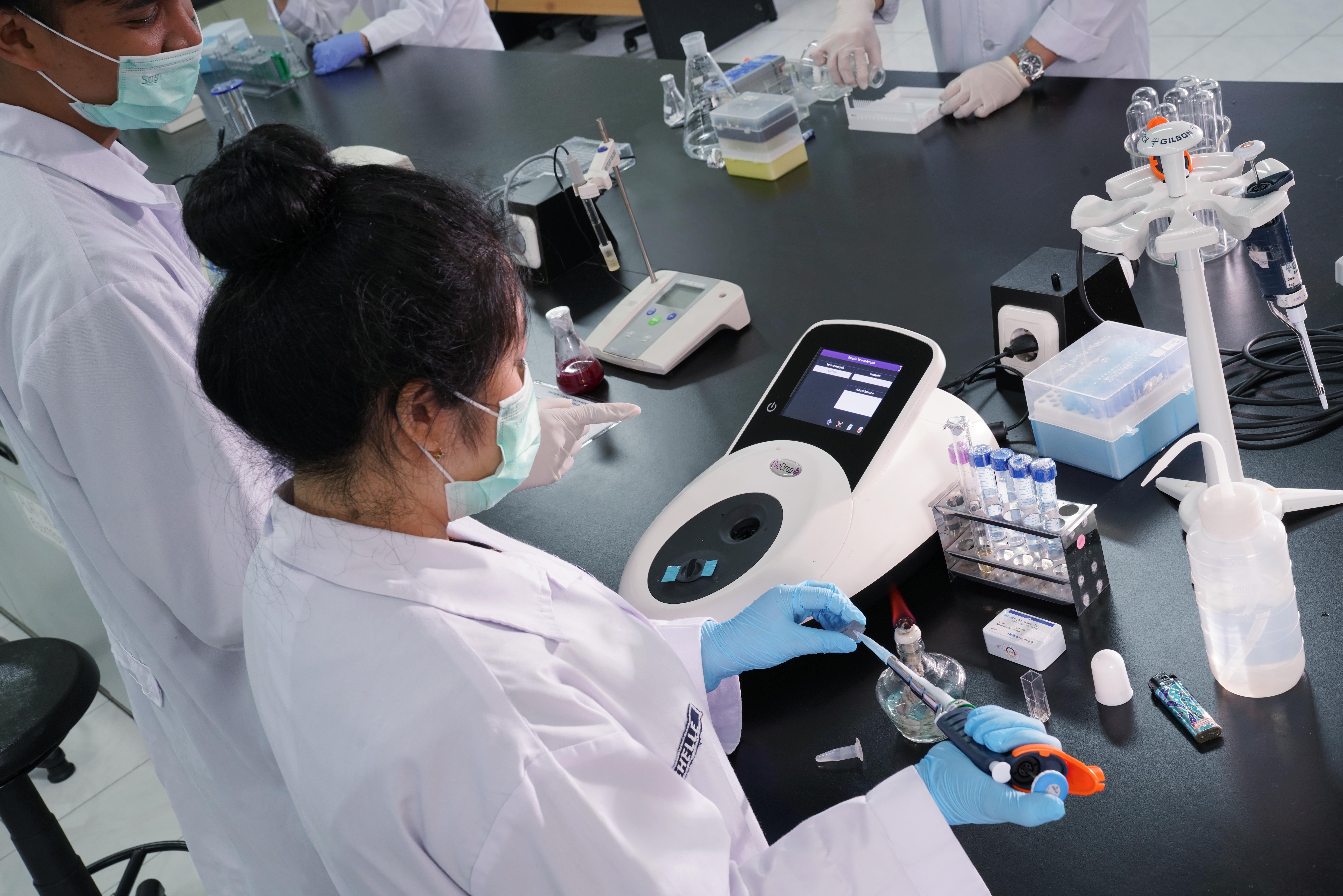 Bioteknologi UPH Temukan Bakteri Penghilang Warna Limbah Tekstil