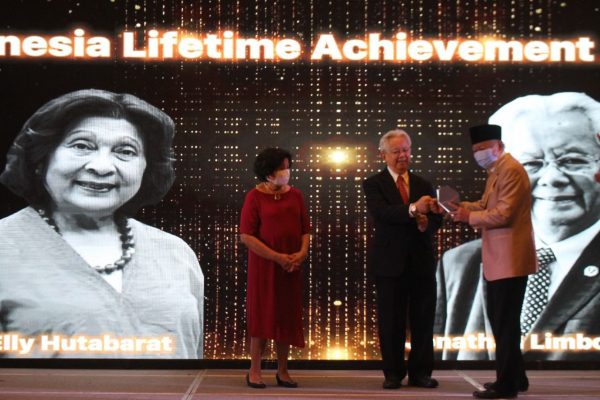 Rektor UPH Terima Penghargaan Lifetime Achievement ITTA Foundation
