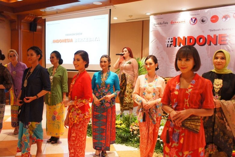 Fashion Show pada Ruang Diskusi INDONESIA BERKEBAYA