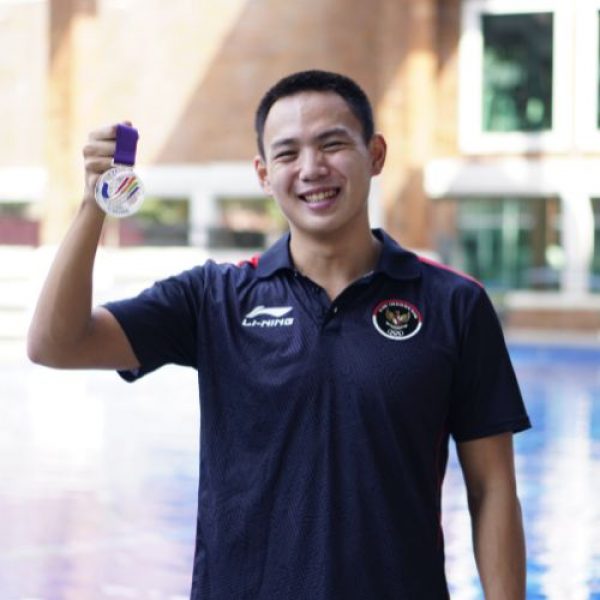Indonesian National Team Swimmer, Erick Fathoni, UPH Student Wins Silver Medal at SEA Games 2021