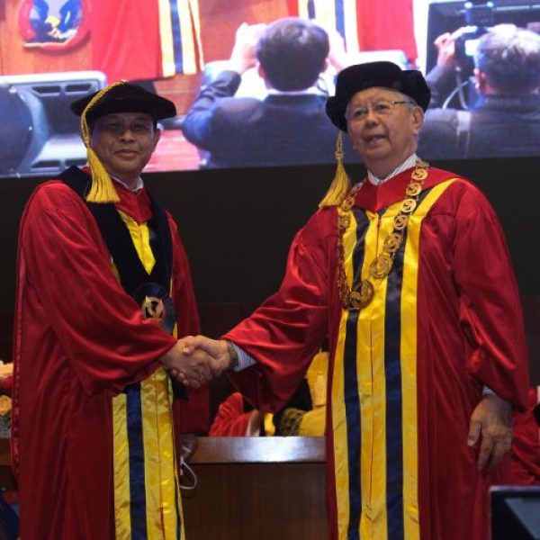 Resmi Dikukuhkan Sebagai Guru Besar Bidang Ilmu Fisika UPH, Prof. Yohanes Edi Gunanto Soroti Pemanfaatan Pasir Besi Indonesia untuk Peningkatan Sistem Pertahanan dan Kesehatan
