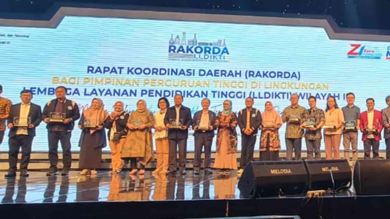 Recognized for Excellence, UPH Received Two Awards at RAKORDA LLDIKTI Region III