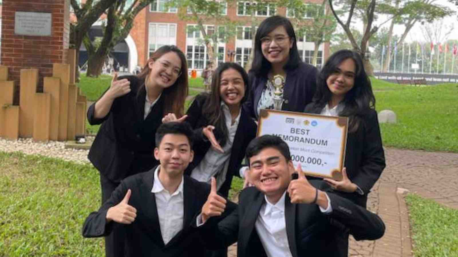 Merancang Memorandum Permohonan dan Jawaban Terkait Sengketa Penjaminan, Para Mahasiswa FH UPH Memenangkan Best Memorandum Lomba Peradilan Semu Arbitrase