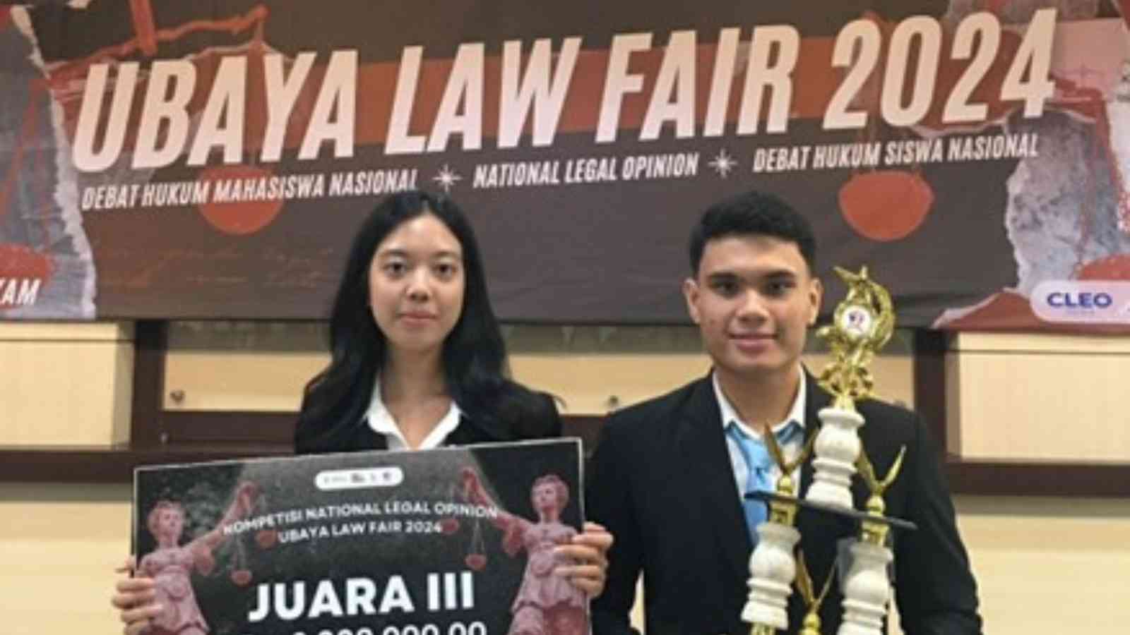 Delegasi FH UPH Raih Juara Tiga dalam National Legal Opinion Ubaya Law Fair 2024