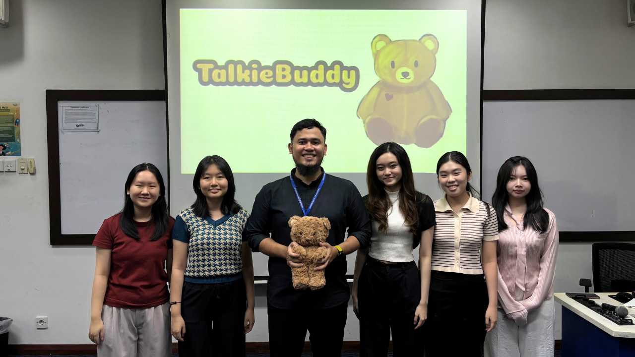Talkie Buddy: Boneka Pintar Berbasis AI, Solusi Kreatif Mahasiswi UPH Medan untuk Atasi Speech Delay pada Anak 