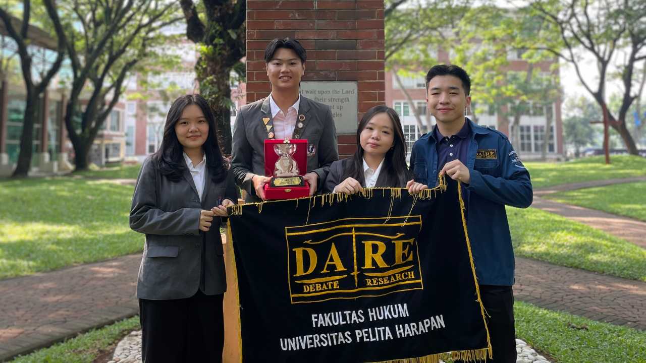 Angkat Isu UU ITE dalam Debat Nasional, FH UPH Raih Juara 3 di Sriwijaya Law Fair 2025 