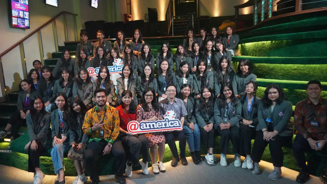 Tingkatkan Kompetensi Global, UPH Bekali Mahasiswa Calon Guru dengan Keterampilan Public Speaking dan Wawasan Lintas Budaya di @america 