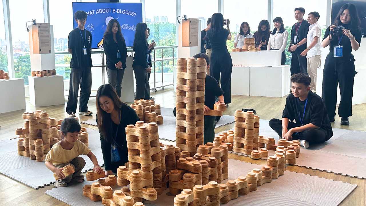 Sulap Akar Jamur Jadi Material Bangunan Ramah Lingkungan, UPH Pamerkan Inovasi Building Blocks di Museum Macan