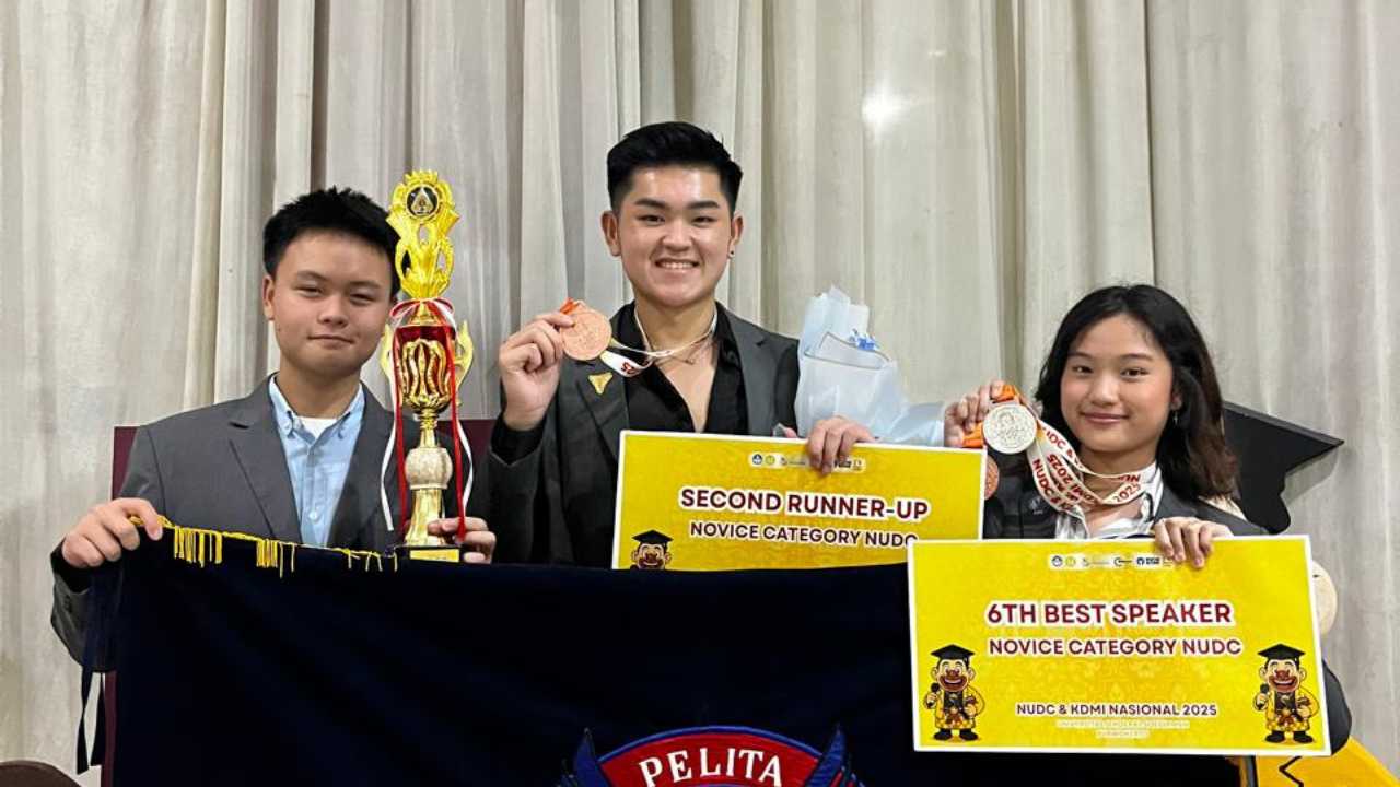 Tim Debat UPH Raih 2nd Runner-Up dan Best Speaker di NUDC–KDMI 2025, Buktikan Ketajaman Berpikir dan Kolaborasi 