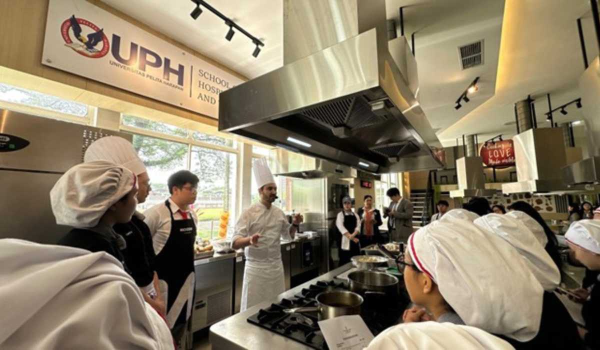 Chef Berpengalaman Michelin dan Pakar Hospitality Swiss Berbagi Ilmu, Mahasiswa UPH Belajar Standar Global Hospitality
