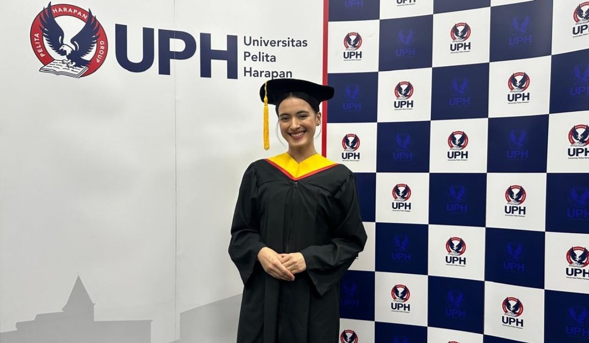 Mawar Eva de Jongh, Alumni UPH, Tunjukkan Komitmen Menjalani Pendidikan di Tengah Karier Industri Hiburan