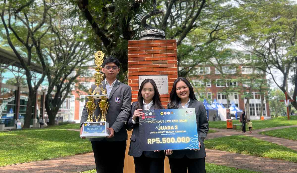 Bahas Isu HAM dan Penegakan Hukum, Tim FH UPH Sabet Juara II Pasundan Law Fair 2026