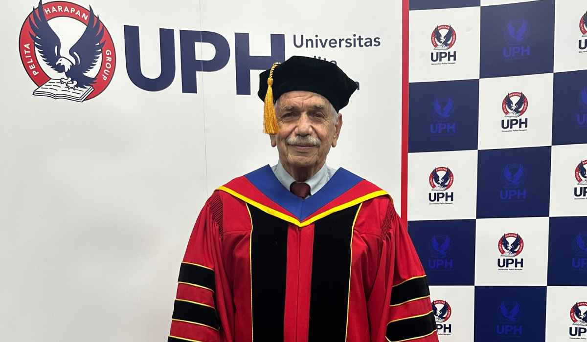 Lima Dekade Mengabdi di Papua: Dr. Wally, Penerima Doktor Kehormatan UPH, Hadirkan Harapan melalui Panggilan Pemerataan Pendidikan